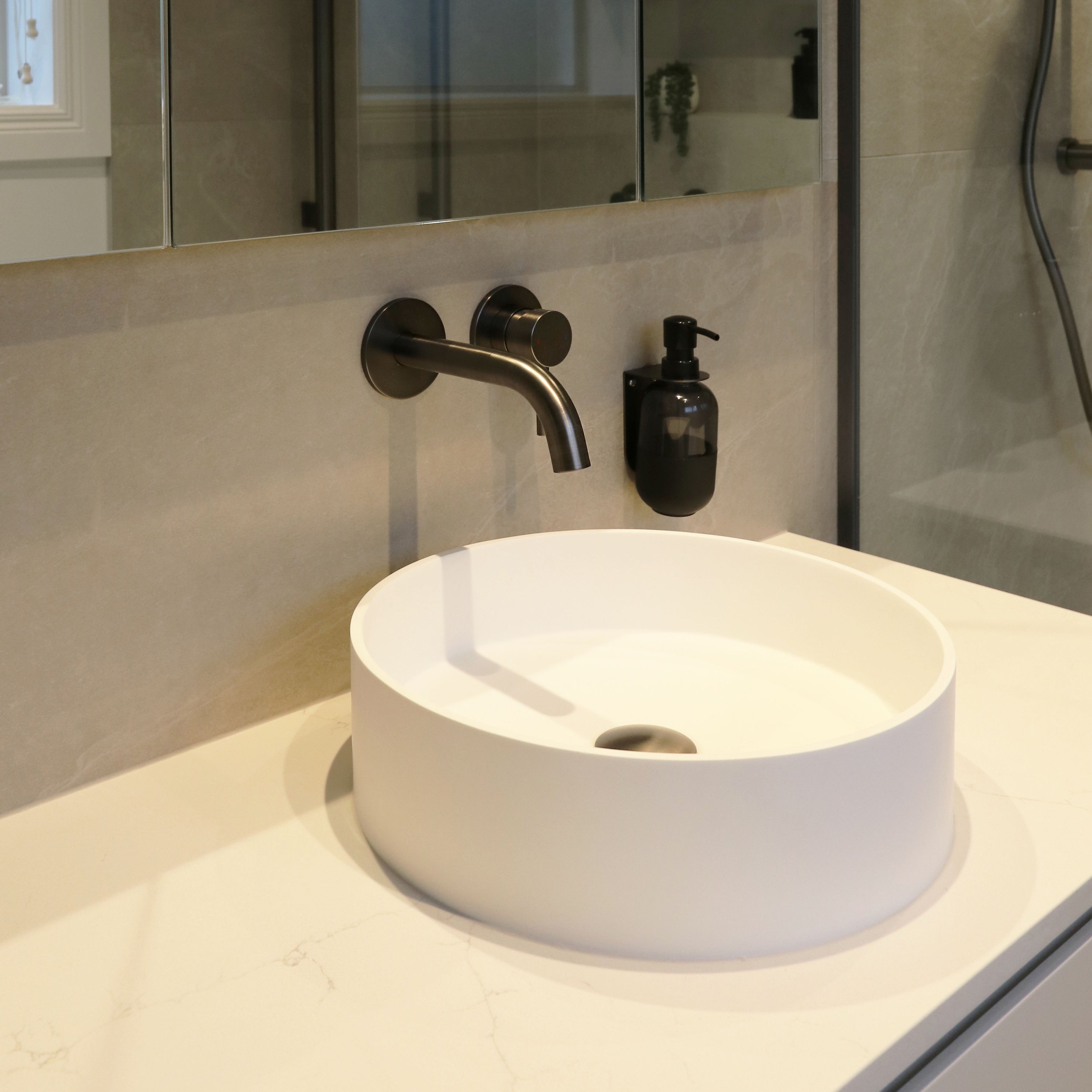 vanity-round-solid-surface-basin-halo